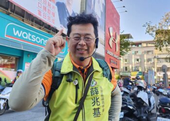 ▲薛兆基以通俗易讀的故事形式，輔助說明他的政治主張。以始終堅持的三個原則：人有尊嚴、人要參與、人該承擔。（圖／薛兆基團隊提供）