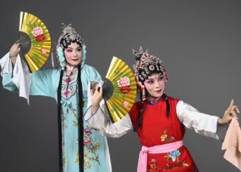 ▲臺灣豫劇團《花園贈金》張瑄庭(左)飾演黃桂英、孫紫峮(右)飾演春紅。（圖／臺灣豫劇團提供）