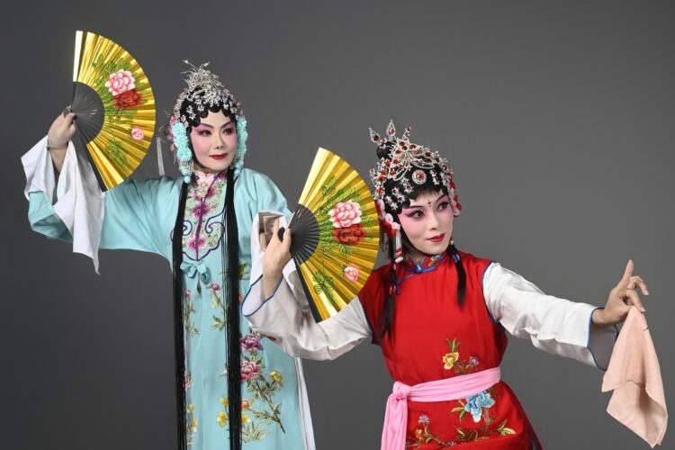 ▲臺灣豫劇團《花園贈金》張瑄庭(左)飾演黃桂英、孫紫峮(右)飾演春紅。（圖／臺灣豫劇團提供）