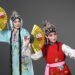 ▲臺灣豫劇團《花園贈金》張瑄庭(左)飾演黃桂英、孫紫峮(右)飾演春紅。（圖／臺灣豫劇團提供）