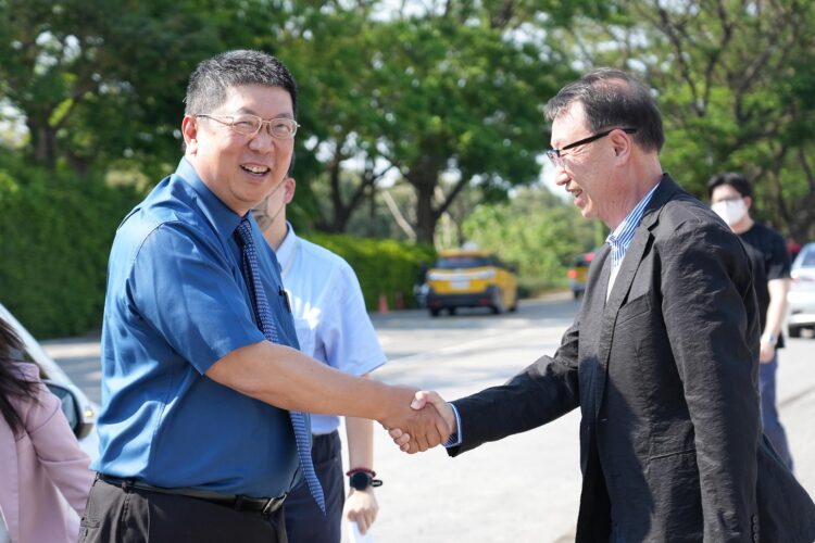 ▲台大醫院副院長張志豪(左)與樹人醫專董事長林寬碩(右)相見歡。(圖/翻攝畫面)