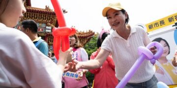 ▲柯志恩於鳳山五甲龍成宮舉辦「笑得真柯愛」兒童節最終場活動，現場湧入眾多親子家庭參與，氣氛熱絡。（圖／高雄市黨部提供）