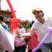 ▲柯志恩於鳳山五甲龍成宮舉辦「笑得真柯愛」兒童節最終場活動,現場湧入眾多親子家庭參與,氣氛熱絡。(圖/高雄市黨部提供)
