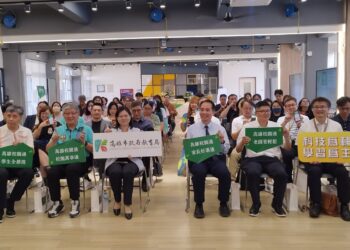 ▲高雄市教育局於高雄高商舉辦「高雄校園通APP」啟動記者會，現場貴賓大合照。（圖／記者陳立驌攝）