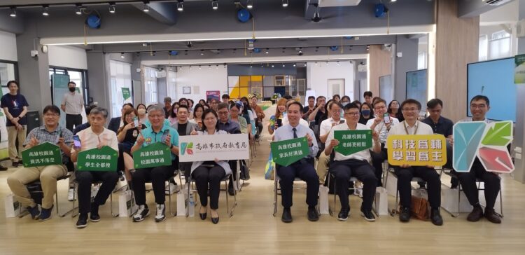 ▲高雄市教育局於高雄高商舉辦「高雄校園通APP」啟動記者會,現場貴賓大合照。(圖/記者陳立驌攝)