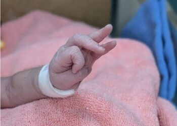 ▲孕婦於救護車內急產，胎兒以雙腳先露的臀位方式娩出，一度通報OHCA（到院前心肺功能停止），母嬰生命危急。經東港安泰醫院啟動急重症跨團隊應變機制，在救護車抵達後第一時間接手搶救，成功穩定母嬰生命徵象，最終母子均安。（圖／東港安泰醫院提供）