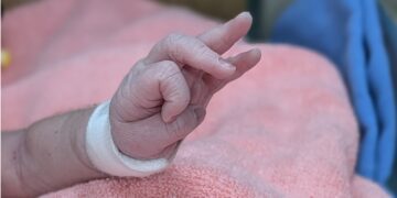▲孕婦於救護車內急產，胎兒以雙腳先露的臀位方式娩出，一度通報OHCA（到院前心肺功能停止），母嬰生命危急。經東港安泰醫院啟動急重症跨團隊應變機制，在救護車抵達後第一時間接手搶救，成功穩定母嬰生命徵象，最終母子均安。（圖／東港安泰醫院提供）