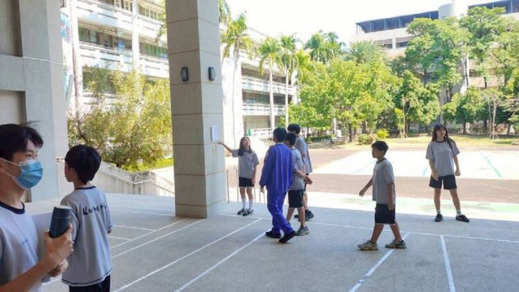 ▲光華國中在校內玄關打造「跨域知識燈謎牆」,用16道創意題目,吸引學生駐足挑戰,成功解謎並完成闖關,就能至學務處領取100元紅包。(圖/光華國中提供)