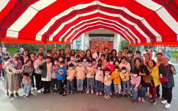 ▲北港朝天宮媽祖聖駕首度蒞臨高雄市燕巢區慈德育幼院，為院內孩子祈福。（圖／慈德育幼院提供）