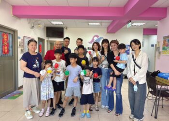 ▲劉柱均與畫作收藏人的家人一起參與捐贈活動。（圖/劉柱均提供）