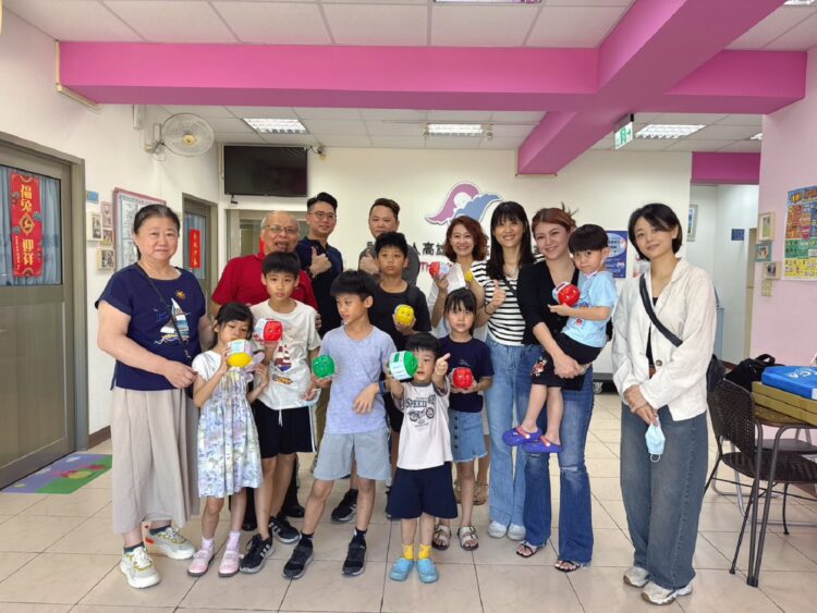 ▲劉柱均與畫作收藏人的家人一起參與捐贈活動。（圖/劉柱均提供）