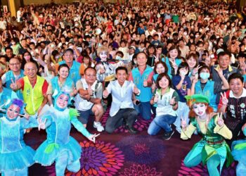 ▲中秋連假第三天，立法委員許智傑邀請紙風車劇團演出經典兒童劇《蕃薯森林奇遇記》，吸引近三千名親子觀眾進場。（圖／許智傑辦公室提供）