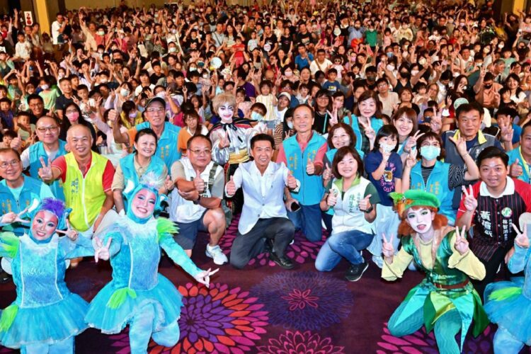 ▲中秋連假第三天，立法委員許智傑邀請紙風車劇團演出經典兒童劇《蕃薯森林奇遇記》，吸引近三千名親子觀眾進場。（圖／許智傑辦公室提供）
