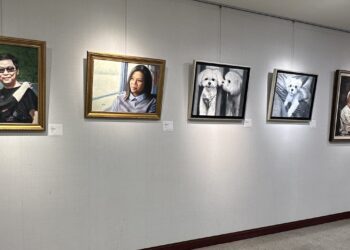 ▲高雄市立空中大學文化藝術學系年度聯展「乘光而行」，共展出115件作品，涵蓋西畫、水墨、書法、複合媒材與生活工藝等多元形式。（圖／高雄空中大學提供）