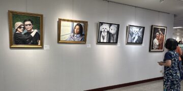 ▲高雄市立空中大學文化藝術學系年度聯展「乘光而行」，共展出115件作品，涵蓋西畫、水墨、書法、複合媒材與生活工藝等多元形式。（圖／高雄空中大學提供）