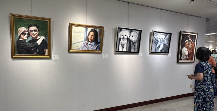 ▲高雄市立空中大學文化藝術學系年度聯展「乘光而行」，共展出115件作品，涵蓋西畫、水墨、書法、複合媒材與生活工藝等多元形式。（圖／高雄空中大學提供）