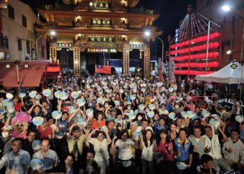 ▲823核三重啟公投進入最後倒數，藍白多位立委與專家齊聚高雄萬興宮，舉辦「挺公投、反惡罷」宣講會。（圖／翻攝畫面）