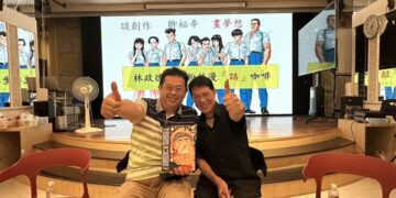 ▲知名漫畫家林政(右)與左營、楠梓市議員參選人薛兆基(左)展開深度交流，雙方針對漫畫文化、青年藝術培育、眷村活化及文化產業發展交換意見。（圖／薛兆基服務處提供）