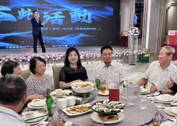 ▲高雄市百貨商業同業公會會員一致表達支持顏鳳冠理事長（右3）連任決議，帶領高雄百貨業者化危機為轉機共創未來。（圖/莫慕容提供）