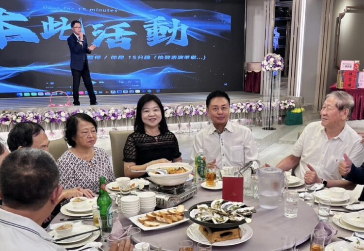 ▲高雄市百貨商業同業公會會員一致表達支持顏鳳冠理事長(右3)連任決議,帶領高雄百貨業者化危機為轉機共創未來。(圖/莫慕容提供)