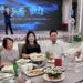 ▲高雄市百貨商業同業公會會員一致表達支持顏鳳冠理事長（右3）連任決議，帶領高雄百貨業者化危機為轉機共創未來。（圖/莫慕容提供）