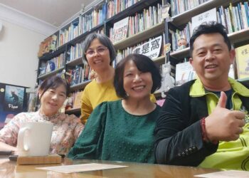 ▲市議員參選人薛兆基(右1)走訪左營、楠梓多家獨立書店，與作家凌煙(左1)，以及作家、也是牽手的蘇士雅(右2)陪同，提出以制度支撐閱讀、讓文化成為城市治理核心軟實力的具體主張。（圖／薛兆基團隊提供）