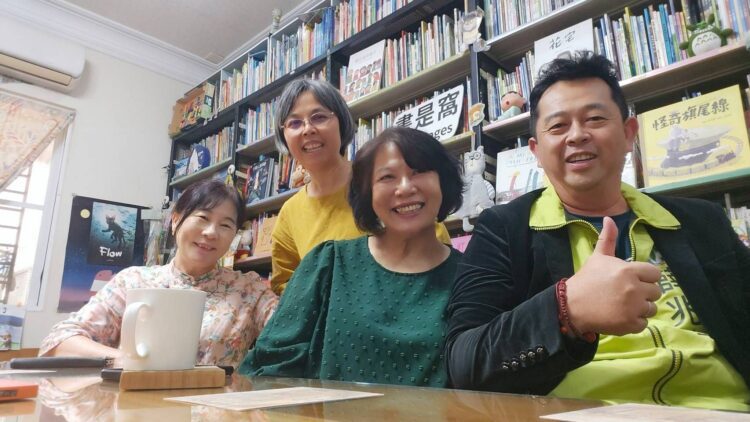 ▲市議員參選人薛兆基(右1)走訪左營、楠梓多家獨立書店，與作家凌煙(左1)，以及作家、也是牽手的蘇士雅(右2)陪同，提出以制度支撐閱讀、讓文化成為城市治理核心軟實力的具體主張。（圖／薛兆基團隊提供）