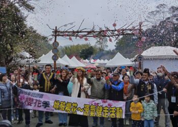 ▲高雄市「115年桃源區櫻花季」於桃源櫻花公園熱鬧開幕，為期一個月的賞櫻活動同步啟動，吸引不少民眾提前走入原鄉，感受自然、生態與文化交織的春日風景。(圖/翻攝畫面)