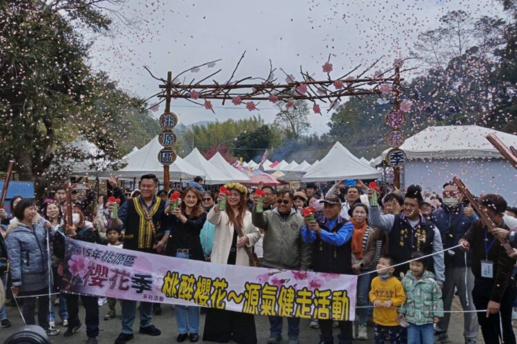 ▲高雄市「115年桃源區櫻花季」於桃源櫻花公園熱鬧開幕，為期一個月的賞櫻活動同步啟動，吸引不少民眾提前走入原鄉，感受自然、生態與文化交織的春日風景。(圖/翻攝畫面)