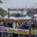 ▲高雄市「115年桃源區櫻花季」於桃源櫻花公園熱鬧開幕，為期一個月的賞櫻活動同步啟動，吸引不少民眾提前走入原鄉，感受自然、生態與文化交織的春日風景。(圖/翻攝畫面)