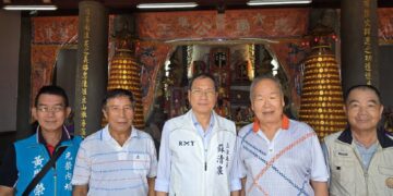 ▲「六堆忠義百年大醮」在六堆地區隆重登場，立法委員蘇清泉特別到場上香祈福，並受聘擔任本次大醮的「榮譽總顧問」。（圖／蘇清泉辦公室提供）