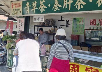 ▲國寶青草茶的第二代，目前正評估發展加盟體系的可能性，希望讓青草茶能像手搖飲一樣，成為日常生活中隨手可得的選擇。（圖／記者陳立驌攝）