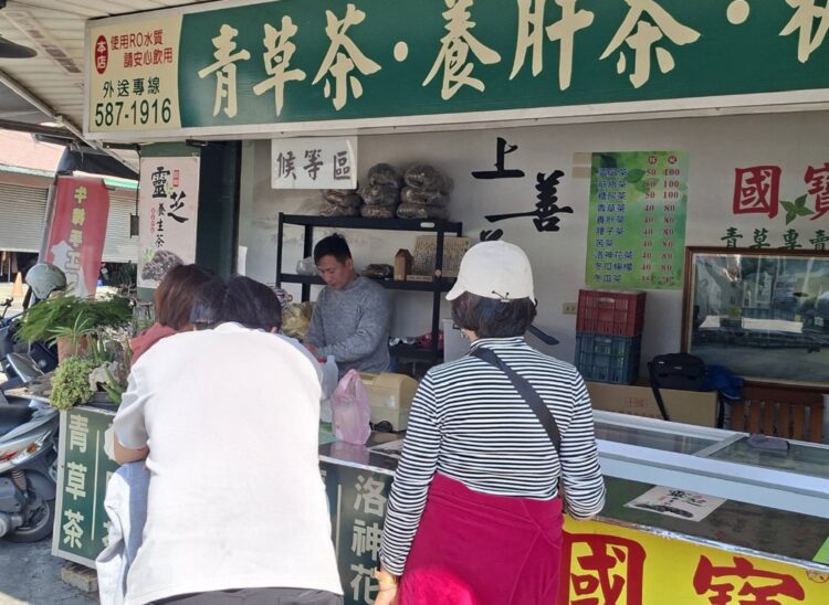 ▲國寶青草茶的第二代，目前正評估發展加盟體系的可能性，希望讓青草茶能像手搖飲一樣，成為日常生活中隨手可得的選擇。（圖／記者陳立驌攝）