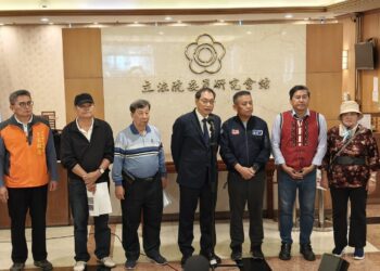 ▲楓港溪畔風力發電開發案爭議持續延燒，屏東枋山、獅子地區居民再度集結北上，於立法院召開記者會，重申堅決反對在當地設置大型風力發電機組。（圖／蘇清泉辦公室提供）