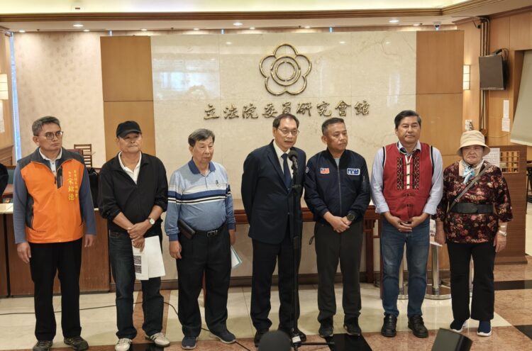 ▲楓港溪畔風力發電開發案爭議持續延燒，屏東枋山、獅子地區居民再度集結北上，於立法院召開記者會，重申堅決反對在當地設置大型風力發電機組。（圖／蘇清泉辦公室提供）