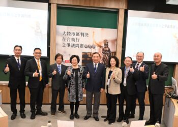 ▲（左起）當代法律雜誌社長賴劍毅、中華獨立董事協會創會理事長駱秉寬、前最高法院院長吳燦、前金管會副主委張秀蓮、前法務部部長蔡清祥、國立台灣大學法律學院院長王皇玉、國立臺北大學法律學院院長郭大維、常和法律事務所所長許博森律師、前金管會副主委許永欽。（圖／當代法律提供）