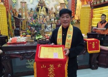 ▲高雄市鳥松區玄鷲山高邑雲天宮依循古禮抽出明年丙午年的「年度國運籤」，結果為第三十八號下下籤。（圖／記者陳立驌攝）