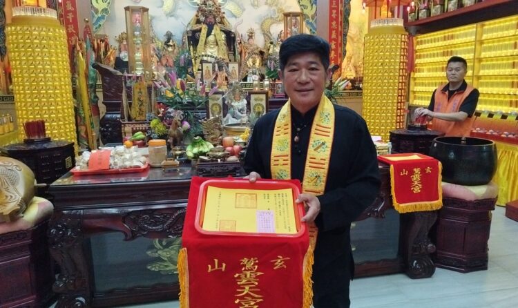 ▲高雄市鳥松區玄鷲山高邑雲天宮依循古禮抽出明年丙午年的「年度國運籤」，結果為第三十八號下下籤。（圖／記者陳立驌攝）