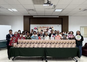 ▲屏東家扶中心迎來一份暖心祝福，由長年支持家扶的劉媽媽，攜手身為醫師的兒子，親自送上81盒年菜，為受助家庭提前注入過年的幸福感。(圖/翻攝畫面)