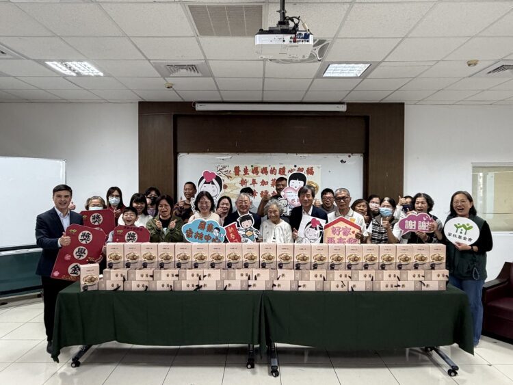 ▲屏東家扶中心迎來一份暖心祝福，由長年支持家扶的劉媽媽，攜手身為醫師的兒子，親自送上81盒年菜，為受助家庭提前注入過年的幸福感。(圖/翻攝畫面)