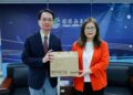 ▲海洋委員會管碧玲主任委員致贈紀念品予國立高雄科技大學吳忠信校長。(圖/翻攝畫面)