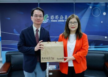 ▲海洋委員會管碧玲主任委員致贈紀念品予國立高雄科技大學吳忠信校長。(圖/翻攝畫面)