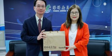 ▲海洋委員會管碧玲主任委員致贈紀念品予國立高雄科技大學吳忠信校長。(圖/翻攝畫面)