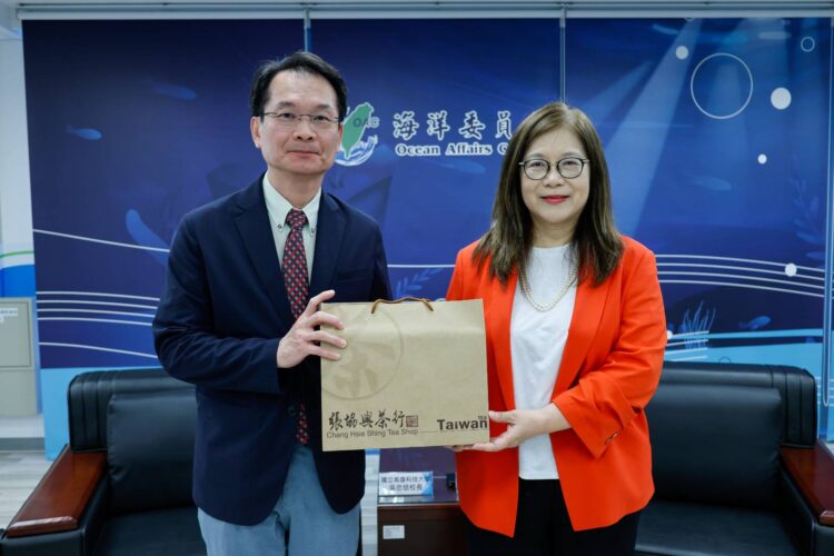 ▲海洋委員會管碧玲主任委員致贈紀念品予國立高雄科技大學吳忠信校長。(圖/翻攝畫面)