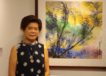 ▲吳曼圭與參展作品「風災後的黎明」。（圖／吳曼圭提供）