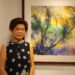 ▲吳曼圭與參展作品「風災後的黎明」。（圖／吳曼圭提供）