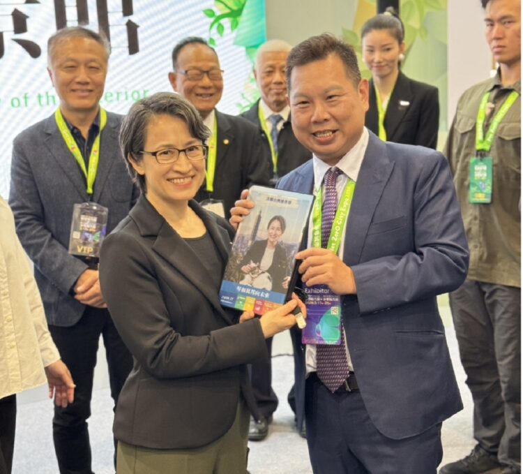 ▲蕭美琴副總統參訪智慧城市展-內政部「淨零願景館」，了解台灣在淨零建築與建築再生能源的政策成果，睿田能源薛煒立執行長現場也贈送蕭美琴副總統人像彩繪光電板。(圖/翻攝畫面)