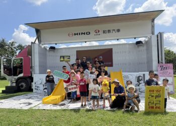 ▲屏東縣政府社會處舉辦「移動遊樂園-玩出好關係」活動,更結合「潮派行動號」HINO大型車視野盲區體驗,兩天共吸引逾500位親子熱情參與。(圖/屏東縣社會處提供)