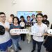 ▲王政弘(右2)副教授帶領團隊發表「EDUVerse教育元宇宙共學平台」。（圖／高雄大學藝創系提供）