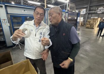 ▲立法委員蘇清泉前往屏東光益包裝工廠拜訪，實地參觀產線並聽取公司簡報，深入了解企業在技術研發、外銷布局及產業升級上的成果。(圖/翻攝畫面)
